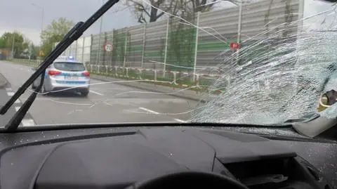 Zbita szyba samochodu, buty kilkanaście metrów od pasów. "Siła uderzenia w chłopca musiała być duża"