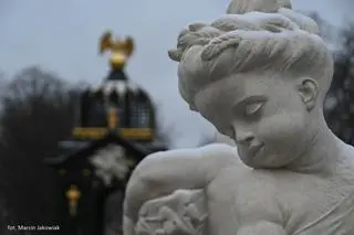 Rzeźba w pałacowym ogrodzie