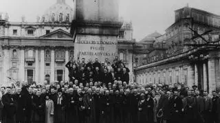Uczestnicy polskiej pielgrzymki na kongres eucharystyczny w Tunisie podczas pobytu w Rzymie, 1930