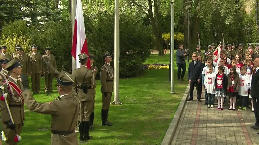 Podniesienie flagi przed KPRM