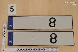 W skradzionym aucie przerobiono tablicę rejestracyjną