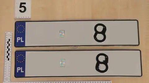 W skradzionym aucie przerobiono tablicę rejestracyjną