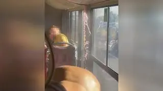 "Parujący i ohydnie pachnący płyn". Gorąca ciecz zalała autobus