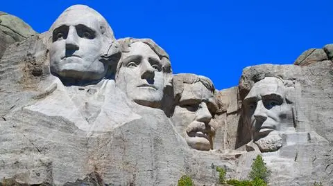 Mount Rushmore National Memorial - pomnik składa się z czterech głów prezydentów USA