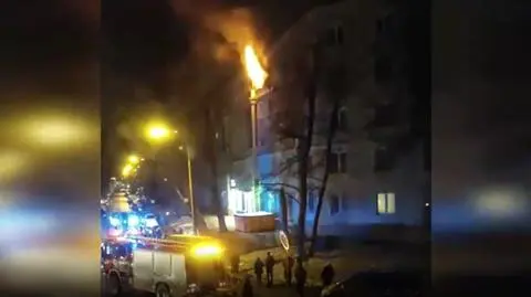 Pożar w Krakowie. Kobieta ewakuowała się przez okno