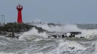 Trwa sztorm na Bałtyku. Mocno wieje na wybrzeżu