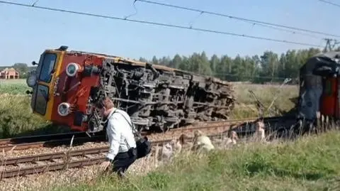 Pociąg wypadł z szyn. "Dwa śmigłowce na miejscu i liczne karetki"