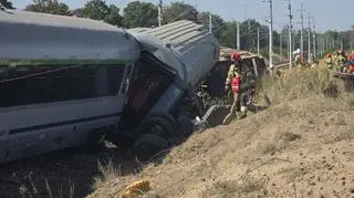 Pociąg zderzył się z ciężarówką i wykoleił. Nie żyje pasażerka