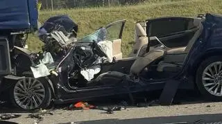 Na autostradzie wbił się w tył ciężarówki