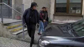 Wyprowadzenie podejrzewanego o atak tasakiem