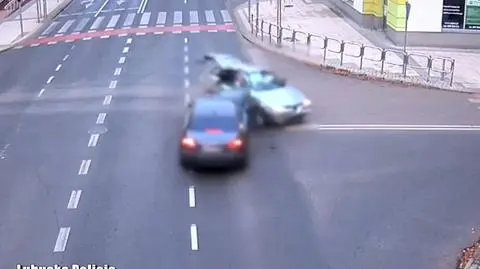 Wjechał na skrzyżowanie na czerwonym świetle, zderzenie obróciło auto o 180 stopni. Pasażerka w szpitalu