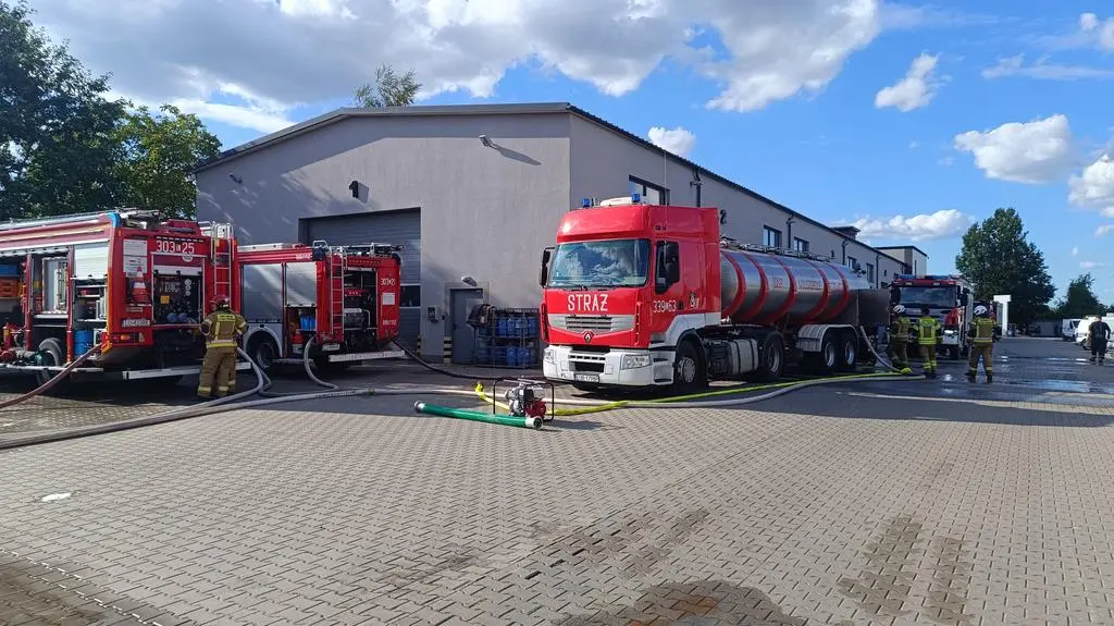Płonęła hala, zawalił się dach