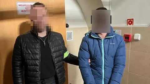 Jeden zasnął na ladzie, drugi "zaatakował kasjerkę czekoladą"