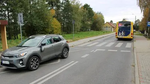 Dzieci wybiegły zza autobusu, wprost przed samochód. Dwie ośmiolatki i siedmiolatek w szpitalu