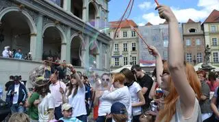 W samo południe rozpoczęło się wielkie "puszczanie baniek"