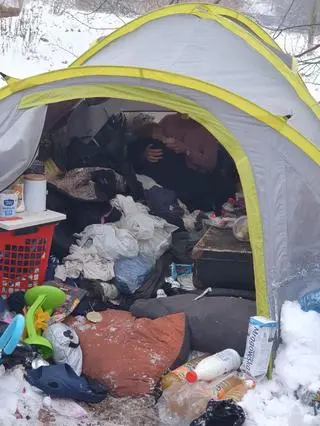 Bezdomna kobieta mieszkała z dwuletnią córeczką w namiocie