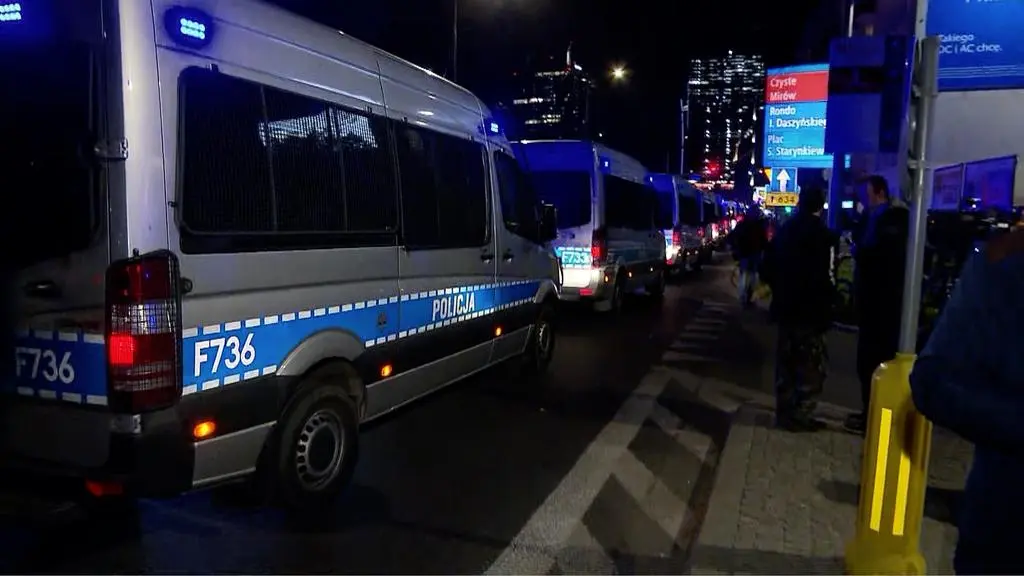 Policyjne radiowozy niedaleko ulicy Nowogrodzkiej w Warszawie, gdzie siedzibę ma Prawo i Sprawiedliwość