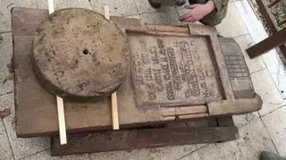 Oba nagrobki przechowywane są w siedzibie stowarzyszenia