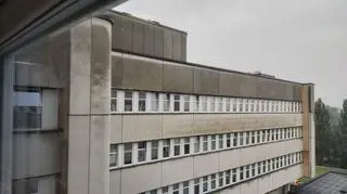 Klinika znajduje się na piątym piętrze szpitala. Nad nią jest kondygnacja techniczna i nieszczelny dach