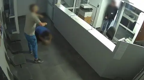 Pogotowie nie przyjeżdżało, więc pobiegli z nieprzytomnym trzylatkiem na komendę. Nagranie