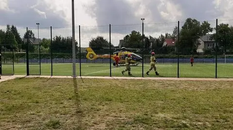 Osy w szkole użądliły dwie uczennice. Na boisku lądował helikopter Lotniczego Pogotowia Ratunkowego