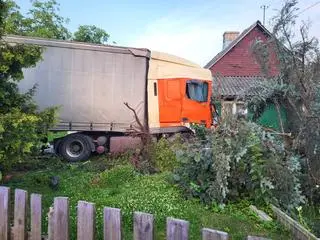 Wypadek na dk 48 w Poświętnem. Ciężarówka wjechała na posesję