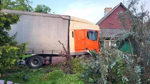 Wypadek na dk 48 w Poświętnem. Ciężarówka wjechała na posesję