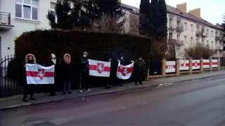 Białorusini mieszkający w Polsce przyszli przed konsulat w Białymstoku "pożegnać" konsul Fiedorową