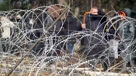 Defence ministry: migrants tried to force their way through barbed wire