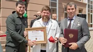 Kadyrow przed nowym gmachem kliniki stomatologicznej w Groznym 