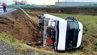 Cysterna przebiła barierki i wpadała do rowu