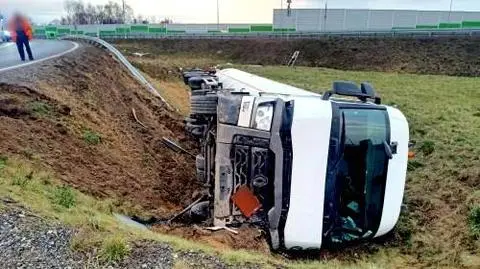 Cysterna przebiła barierki i wpadała do rowu