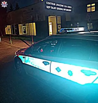 Policjanci pilotowali samochód z trzyletnim dzieckiem