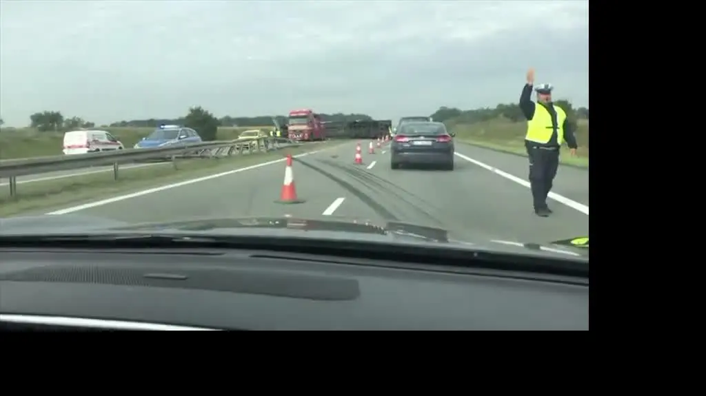 Samochód ciężarowy przewrócił się na A2