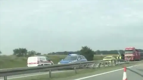 Samochód ciężarowy przewrócił się na A2