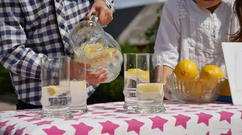 lemoniada sprzedaż dzieci napoje stragan cytryna dzbanek woda lato wakacje shutterstock_749458060