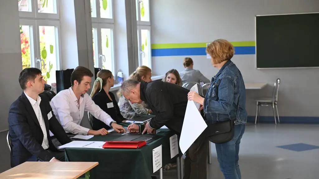 Głosowanie w lokalu wyborczym w Szczecinie