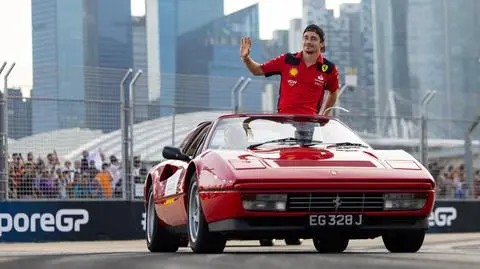 Singapur dla Sainza i Ferrari. Zakończona seria Verstappena
