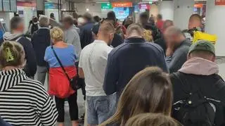 Pasażerowie lotu z Lanzarote czekali w długiej kolejce, aby złożyć reklamację w sprawie bagażu (zdjęcie z 8 października)