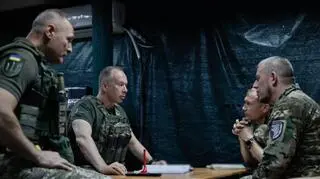 Generał Syrski w otoczeniu ukraińskich żołnierzy 
