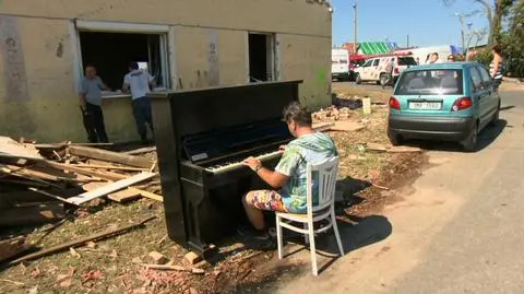 Z jego domu po przejściu tornada ocalało tylko pianino. Gra na nim przed ruinami