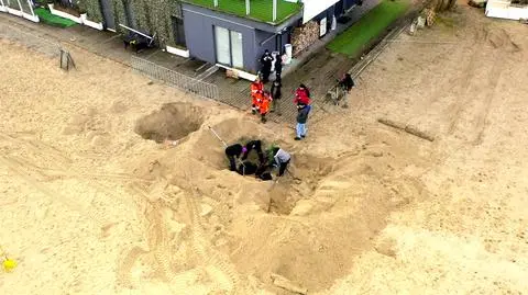 Przeczesywanie plaży przed Zatoką Sztuki