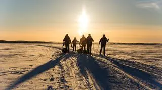 Spacer po zamarzniętym jeziorze Inari