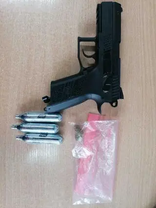 Policjanci zabezpieczyli pistolet na sprężone powietrze