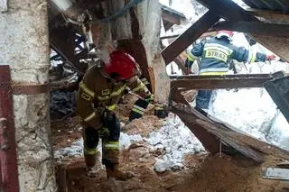 W wyniku zdarzenia zginęło pięć krów, które znajdowały się w budynku 