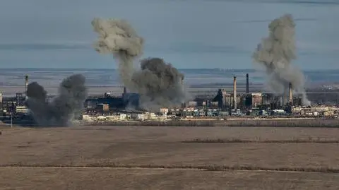 "Rosjanie wywierają nacisk na całej linii". Miasto "może upaść"