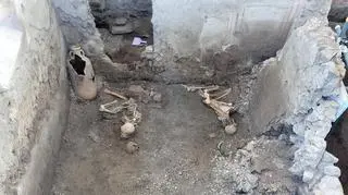 Ruiny budynku badane przez archeologów