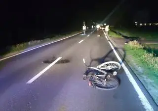 Według policji, 37-latek stał z rowerem na jezdni 