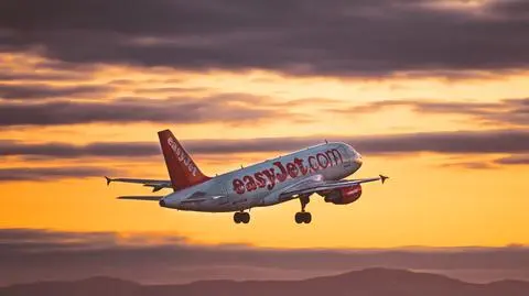 easy jet samolot - Wirestock Creators shutterstock_2353222173