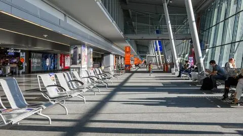 Tysiące odwołanych i opóźnionych lotów na całym świecie. Omikron i pogoda utrudniają podróże